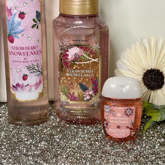 Bath & Body Works Strawberry Snowflakes Gift Set Body Scrub Soap NWT - Picture 4 of 6